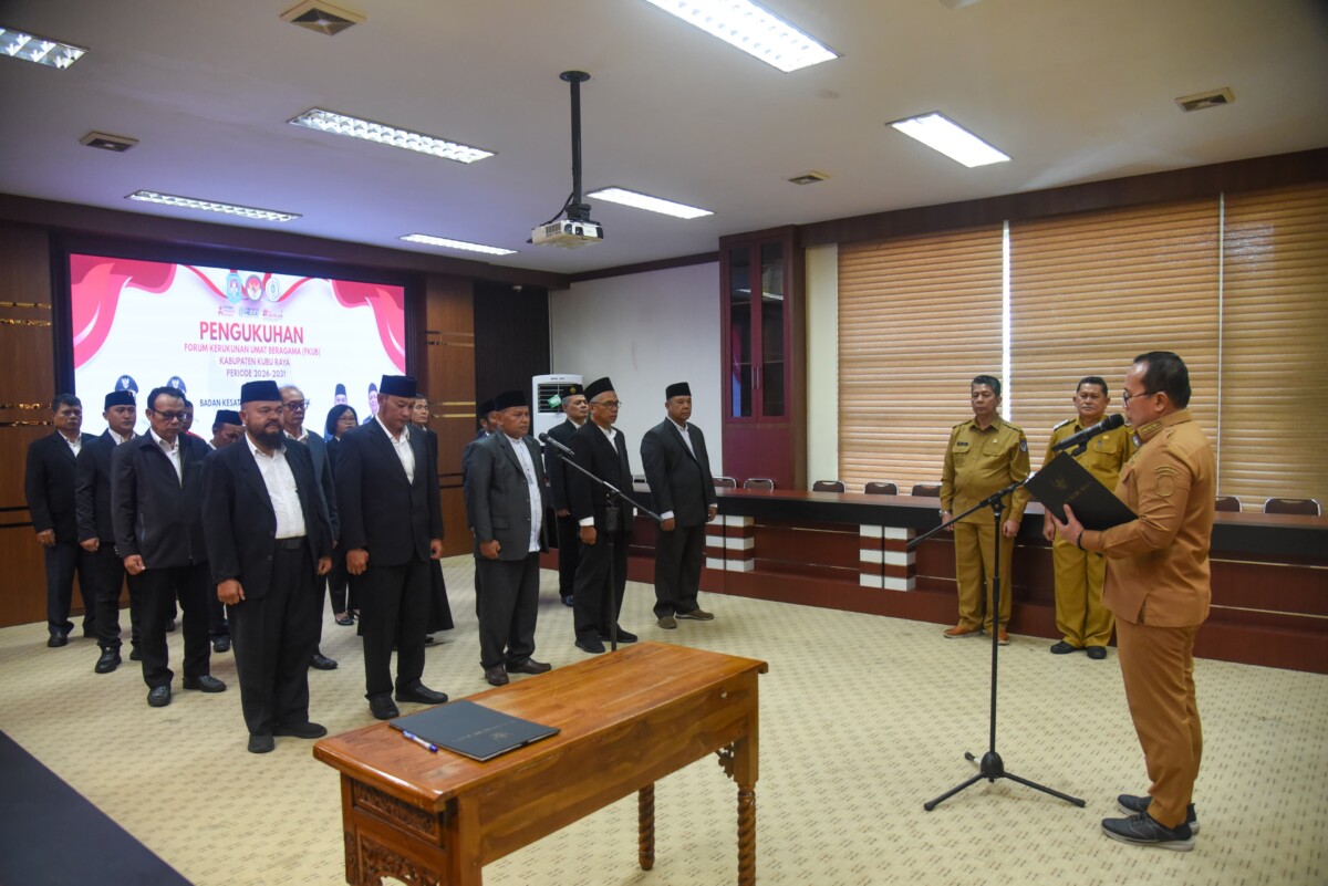 Bupati Kubu Raya Sujiwo mengukuhkan Pengurus Forum Kerukunan Umat Beragama (FKUB) Kabupaten Kubu Raya periode 2026–2031 di Ruang Rapat Praja I Kantor Bupati Kubu Raya, Selasa (7/7/2026).