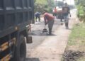 DPUBM Kabupaten Malang mulai memperbaiki ruas jalan tembus Desa Gading, Kecamatan Bululawang.