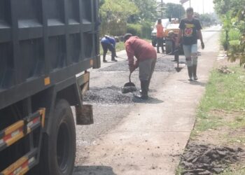 DPUBM Kabupaten Malang mulai memperbaiki ruas jalan tembus Desa Gading, Kecamatan Bululawang.