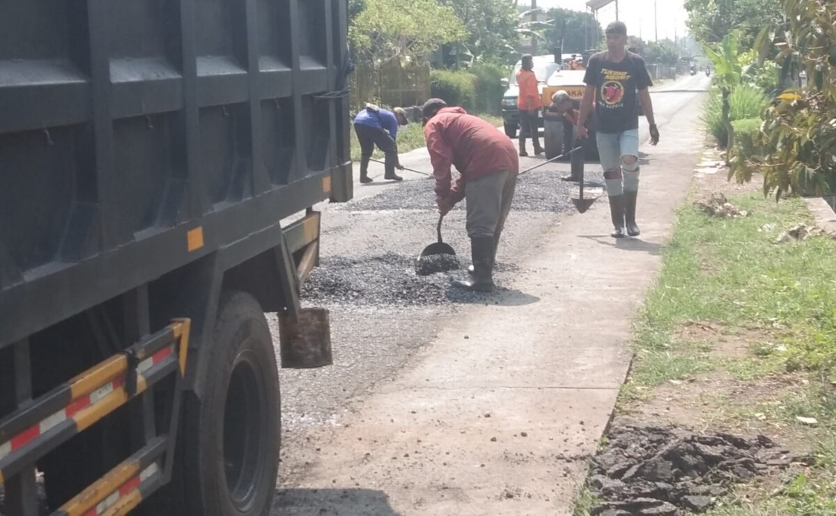DPUBM Kabupaten Malang mulai memperbaiki ruas jalan tembus Desa Gading, Kecamatan Bululawang. 
