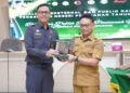 Ketua Pengadilan Negeri Pontianak I Dewa Gede Budhy Dharma Asmara menyerahkan cinderamata kepada Wali Kota Pontianak Edi Rusdi Kamtono usai pembukaan Sosialisasi Eksternal dan Public Campaign Pengadilan Negeri Pontianak di Aula SSA Kantor Wali Kota Pontianak, Selasa (7/7/2026).