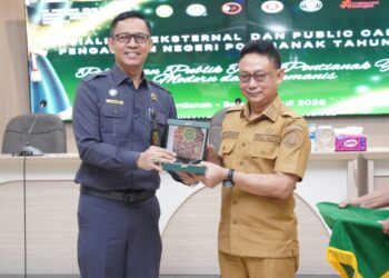 Ketua Pengadilan Negeri Pontianak I Dewa Gede Budhy Dharma Asmara menyerahkan cinderamata kepada Wali Kota Pontianak Edi Rusdi Kamtono usai pembukaan Sosialisasi Eksternal dan Public Campaign Pengadilan Negeri Pontianak di Aula SSA Kantor Wali Kota Pontianak, Selasa (7/7/2026).
