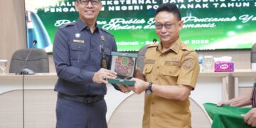 Ketua Pengadilan Negeri Pontianak I Dewa Gede Budhy Dharma Asmara menyerahkan cinderamata kepada Wali Kota Pontianak Edi Rusdi Kamtono usai pembukaan Sosialisasi Eksternal dan Public Campaign Pengadilan Negeri Pontianak di Aula SSA Kantor Wali Kota Pontianak, Selasa (7/7/2026).