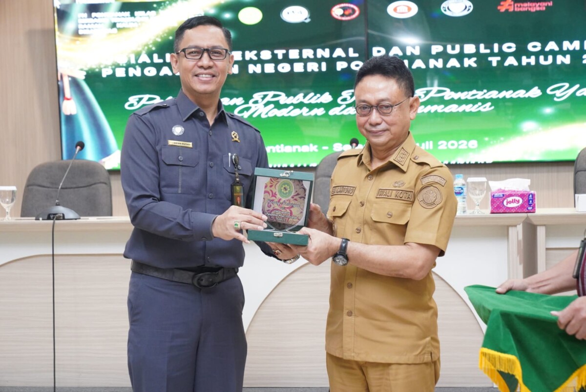Ketua Pengadilan Negeri Pontianak I Dewa Gede Budhy Dharma Asmara menyerahkan cinderamata kepada Wali Kota Pontianak Edi Rusdi Kamtono usai pembukaan Sosialisasi Eksternal dan Public Campaign Pengadilan Negeri Pontianak di Aula SSA Kantor Wali Kota Pontianak, Selasa (7/7/2026).