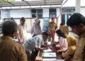 Petugas tengah melayani pembayaran pajak yang berbarengan dengan agenda Sosialisasi Pajak Daerah di Aula Kantor Kecamatan Pontianak Timur, Selasa (7/7/2026).