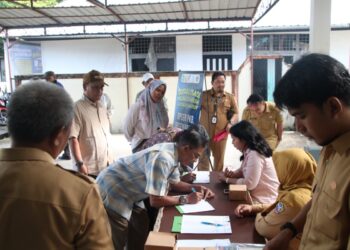 Petugas tengah melayani pembayaran pajak yang berbarengan dengan agenda Sosialisasi Pajak Daerah di Aula Kantor Kecamatan Pontianak Timur, Selasa (7/7/2026).