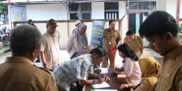 Petugas tengah melayani pembayaran pajak yang berbarengan dengan agenda Sosialisasi Pajak Daerah di Aula Kantor Kecamatan Pontianak Timur, Selasa (7/7/2026).