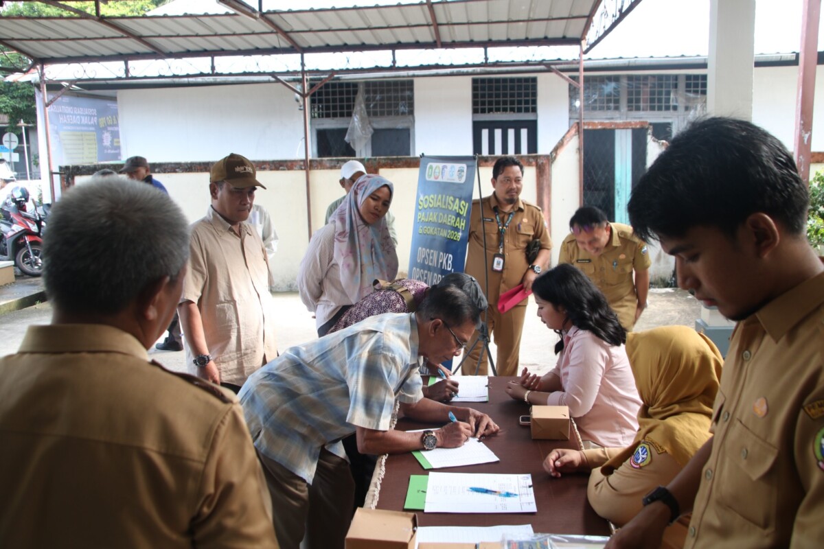 Petugas tengah melayani pembayaran pajak yang berbarengan dengan agenda Sosialisasi Pajak Daerah di Aula Kantor Kecamatan Pontianak Timur, Selasa (7/7/2026).