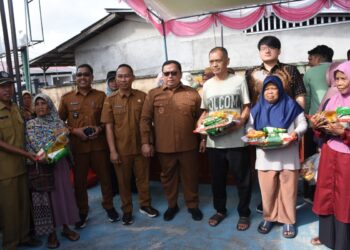 Sukiryanto saat membuka Gerakan Pangan Murah (GPM) di halaman Kantor Desa Rasau Jaya I, Kecamatan Rasau Jaya, Selasa (7/7/2026).