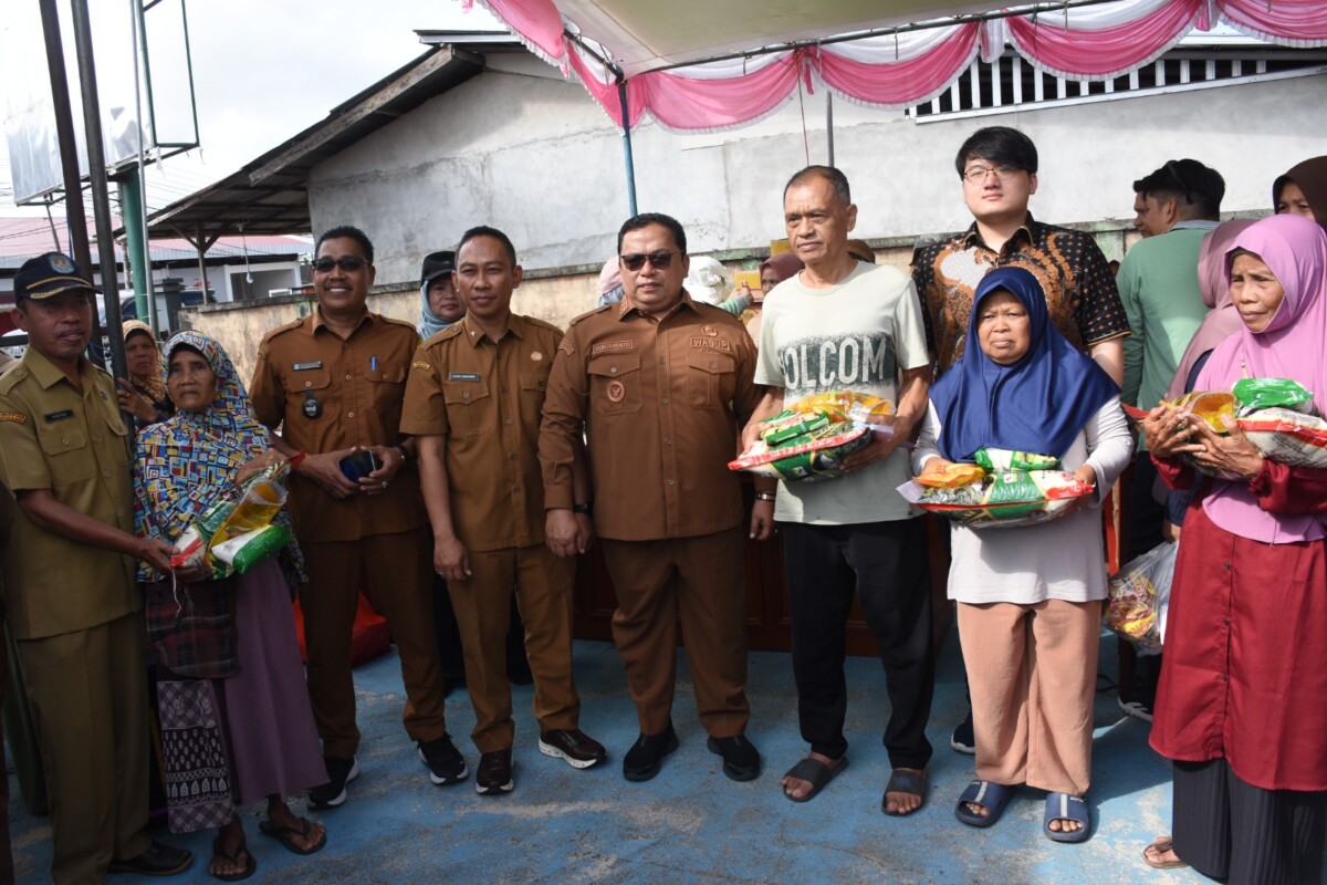 Sukiryanto saat membuka Gerakan Pangan Murah (GPM) di halaman Kantor Desa Rasau Jaya I, Kecamatan Rasau Jaya, Selasa (7/7/2026).