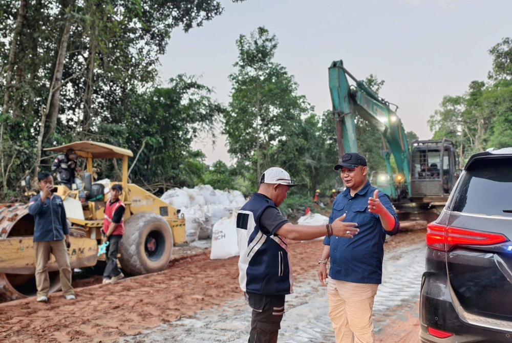 Bupati Ketapang, Alexander Wilyo saat berdiskusi dengan pelaksana lapangan. Foto: Ist.