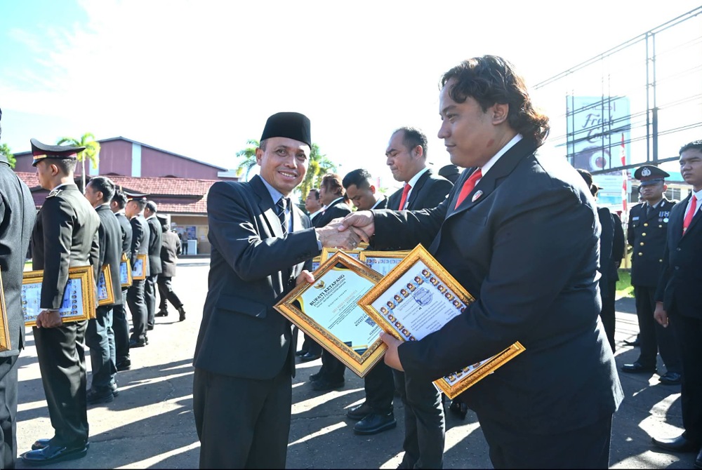 Sekda Ketapang berkesempatan memberikan Piagam ke personel Polres di hari Bhayangkara. Foto: Ist.