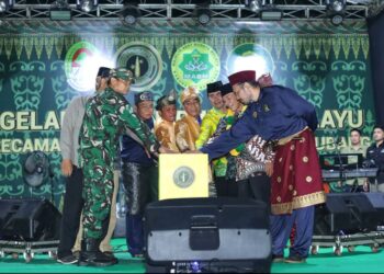 Penekanan sirine tanda ditutupnya PSBM Desa Mensubang. Foto: Ist.