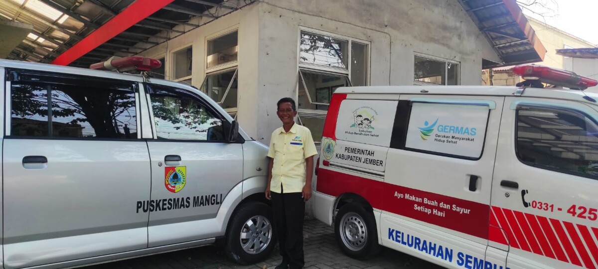 Kendaraan ambulance di Puskesmas Mangli milik Kelurahan Mangli dan Kelurahan Sempusari siap melayani warga (foto: Jurnalis.co.id/Sigit Priyono)