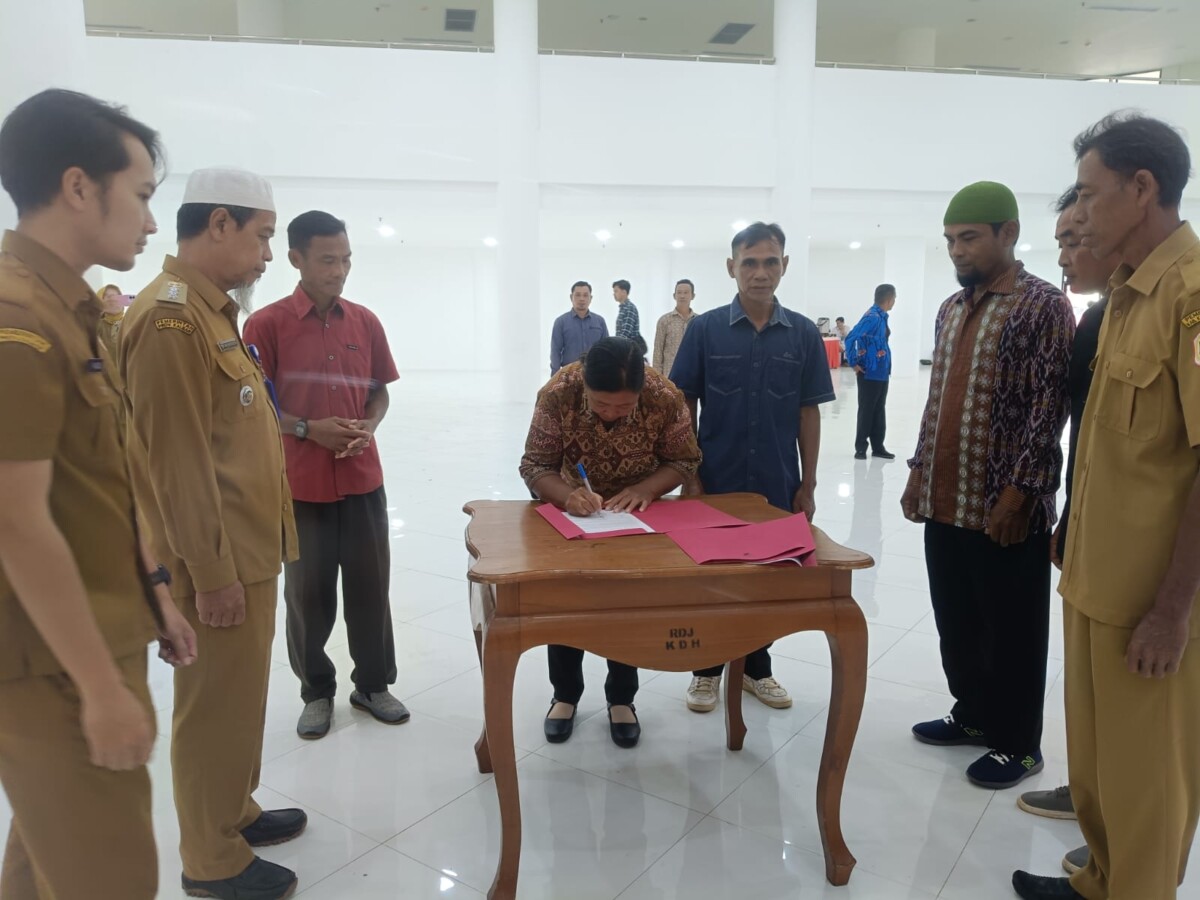 Penandatanganan deklarasi damai Pemilihan Kepala Desa (Pilkades) Serentak 2026 di Kabupaten Kapuas Hulu.