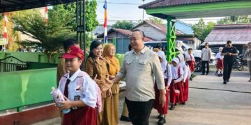 Bupati Ketapang saat mengantar putrinya masuk sekolah di hari pertama. Foto: Ist.