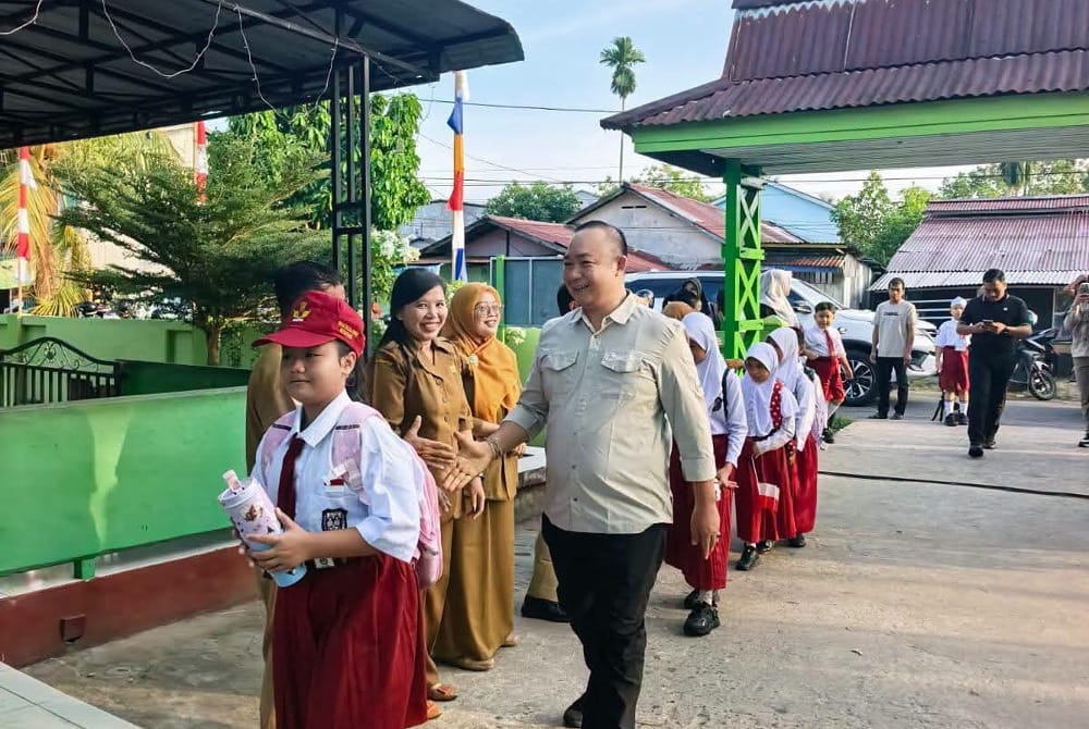 Bupati Ketapang saat mengantar putrinya masuk sekolah di hari pertama. Foto: Ist.