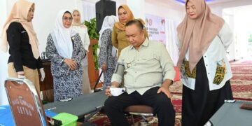 Bupati Ketapang ikut donor darah usai launching 'Donor Darah Ketapang Sehat'. Foto: Ist.