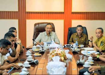 Rakor penanganan kelangkaan BBM bersubsidi di Ketapang yang dipimpin Bupati, Senin (13/07). Foto: Prokopim.