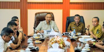 Rakor penanganan kelangkaan BBM bersubsidi di Ketapang yang dipimpin Bupati, Senin (13/07). Foto: Prokopim.