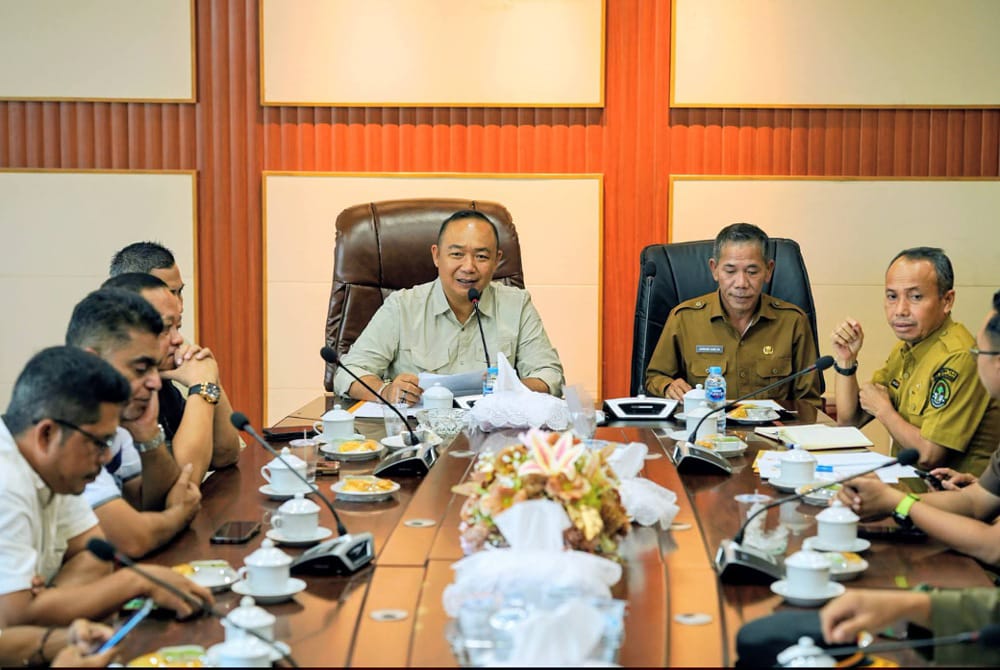 Rakor penanganan kelangkaan BBM bersubsidi di Ketapang yang dipimpin Bupati, Senin (13/07). Foto: Prokopim.