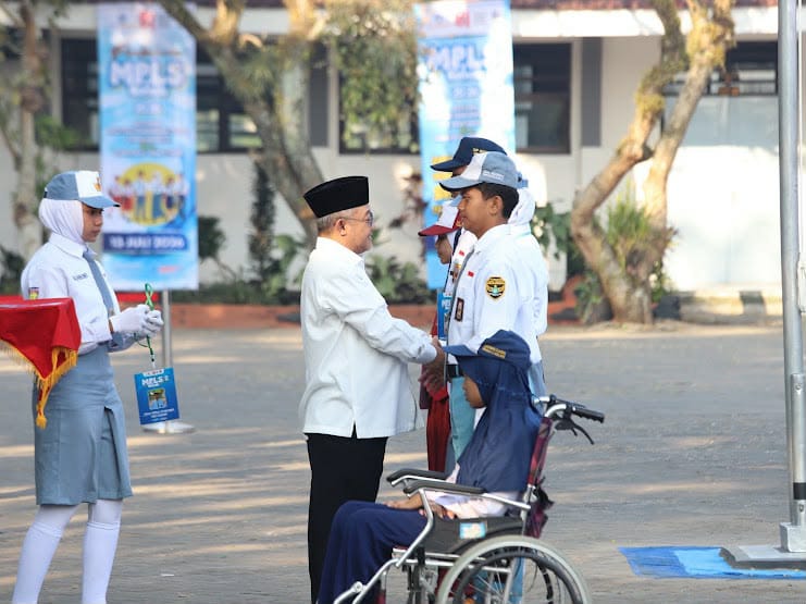 Kepala Dinas Pendidikan Kabupaten Malang, Bagus Sulistyawan saat memastikan pelaksanaan Masa Pengenalan Lingkungan Sekolah (MPLS) Tahun Ajaran 2026/2027 berlangsung serentak