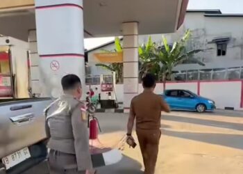 Kepala Dinas Perdagangan Ketapang, ketika memimpin sidak ke salah satu SPBU di Ketapang, Senin (13/07). Foto: Ist.