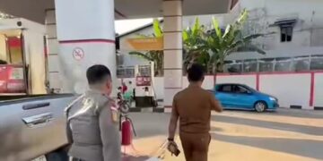 Kepala Dinas Perdagangan Ketapang, ketika memimpin sidak ke salah satu SPBU di Ketapang, Senin (13/07). Foto: Ist.