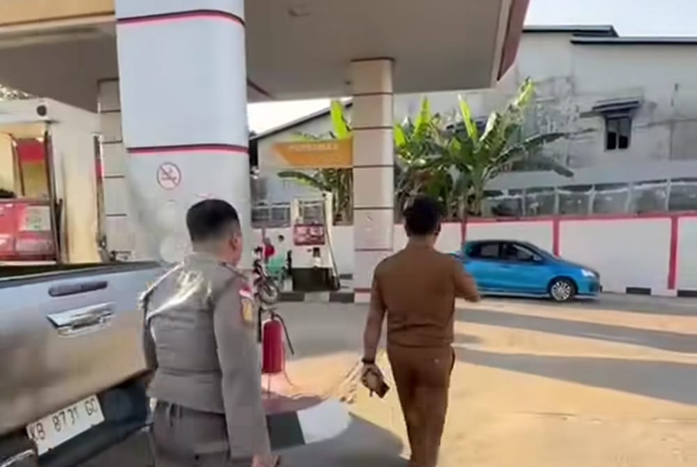 Kepala Dinas Perdagangan Ketapang, ketika memimpin sidak ke salah satu SPBU di Ketapang, Senin (13/07). Foto: Ist.