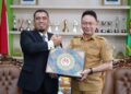 Wali Kota Pontianak Edi Rusdi Kamtono saling bertukar cenderamata dengan Konsul Malaysia di Pontianak, Azizul Zekri