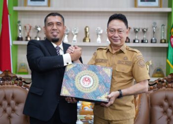Wali Kota Pontianak Edi Rusdi Kamtono saling bertukar cenderamata dengan Konsul Malaysia di Pontianak, Azizul Zekri