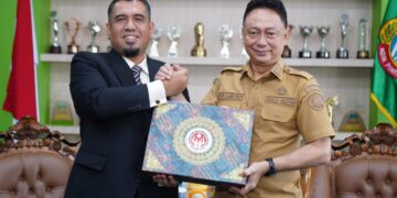 Wali Kota Pontianak Edi Rusdi Kamtono saling bertukar cenderamata dengan Konsul Malaysia di Pontianak, Azizul Zekri