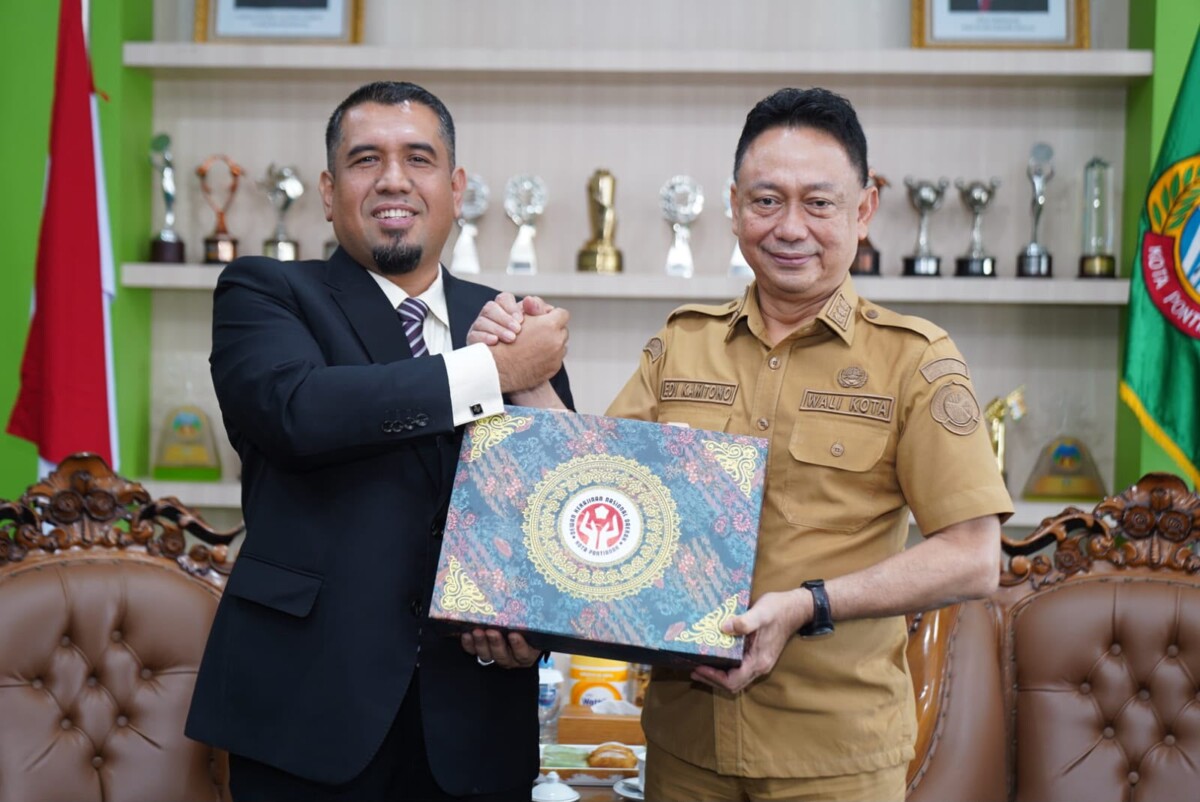 Wali Kota Pontianak Edi Rusdi Kamtono saling bertukar cenderamata dengan Konsul Malaysia di Pontianak, Azizul Zekri
