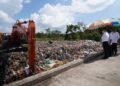 Wali Kota Pontianak Edi Rusdi Kamtono saat meninjau tumpukan sampah di TPA Batulayang Pontianak Utara.