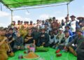 Bupati Kubu Raya Sujiwo menghadiri panen raya Poktan Tunas Harapan Satu di lahan Parit Ngabeh, Jalan Angkasa Pura II, Desa Arang Limbung, Kecamatan Sungai Raya, Selasa (14/7/2026).