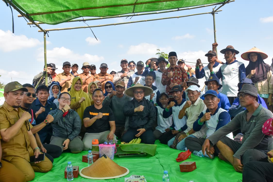 Bupati Kubu Raya Sujiwo menghadiri panen raya Poktan Tunas Harapan Satu di lahan Parit Ngabeh, Jalan Angkasa Pura II, Desa Arang Limbung, Kecamatan Sungai Raya, Selasa (14/7/2026). 