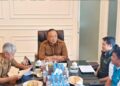 Bupati Alexander Wilyo ketika menerima audiensi PLN UP3 Ketapang, Selasa (14/07). Foto: Prokopim.