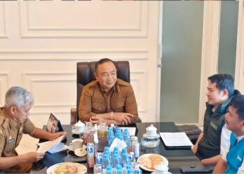 Bupati Alexander Wilyo ketika menerima audiensi PLN UP3 Ketapang, Selasa (14/07). Foto: Prokopim.