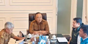 Bupati Alexander Wilyo ketika menerima audiensi PLN UP3 Ketapang, Selasa (14/07). Foto: Prokopim.