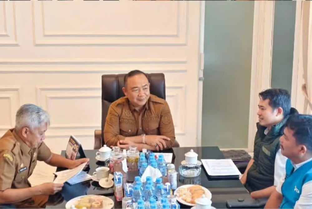 Bupati Alexander Wilyo ketika menerima audiensi PLN UP3 Ketapang, Selasa (14/07). Foto: Prokopim.