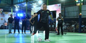 Bupati Alexander Wilyo melakukan tendangan pembuka sebagai tanda dimulainya JKC Seri XII, Selasa (14/07) malam. Foto: AJK.