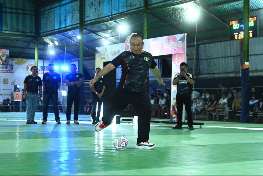 Bupati Alexander Wilyo melakukan tendangan pembuka sebagai tanda dimulainya JKC Seri XII, Selasa (14/07) malam. Foto: AJK.