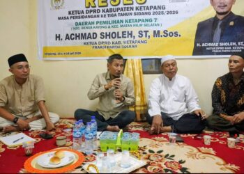 Ketua DPRD Ketapang, Achmad Sholeh bertatap muka dengan masyarakat Sungai Nanjung dalam agenda Reses, Selasa (14/07) malam. Foto: Ist.