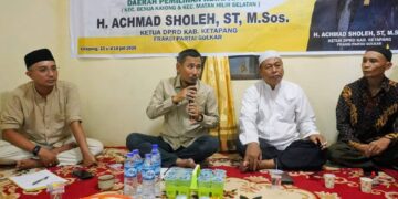 Ketua DPRD Ketapang, Achmad Sholeh bertatap muka dengan masyarakat Sungai Nanjung dalam agenda Reses, Selasa (14/07) malam. Foto: Ist.