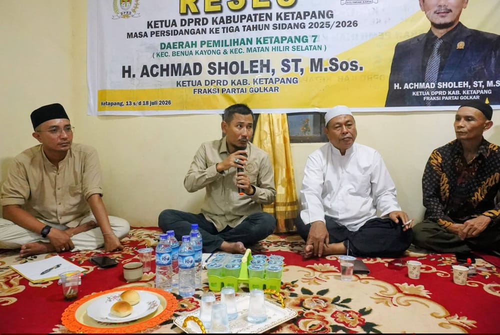 Ketua DPRD Ketapang, Achmad Sholeh bertatap muka dengan masyarakat Sungai Nanjung dalam agenda Reses, Selasa (14/07) malam. Foto: Ist.