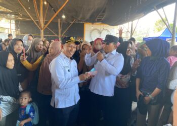 Sujiwo saat meninjau pelaksanaan GPM di Rendy's Cafe, Desa Pal IX, Kecamatan Sungai Kakap, Rabu (15/7/2026).
