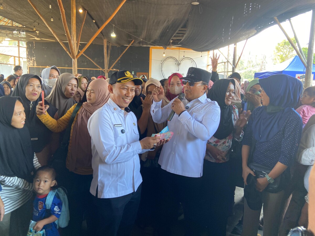Sujiwo saat meninjau pelaksanaan GPM di Rendy's Cafe, Desa Pal IX, Kecamatan Sungai Kakap, Rabu (15/7/2026).