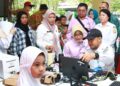 Bunda PAUD Kota Pontianak melihat proses pendataan dan pembuatan Kartu Identitas Anak (KIA) di SDN 31 Pontianak Barat