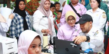 Bunda PAUD Kota Pontianak melihat proses pendataan dan pembuatan Kartu Identitas Anak (KIA) di SDN 31 Pontianak Barat