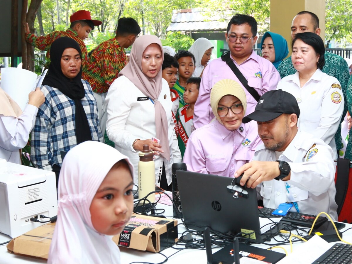 Bunda PAUD Kota Pontianak melihat proses pendataan dan pembuatan Kartu Identitas Anak (KIA) di SDN 31 Pontianak Barat